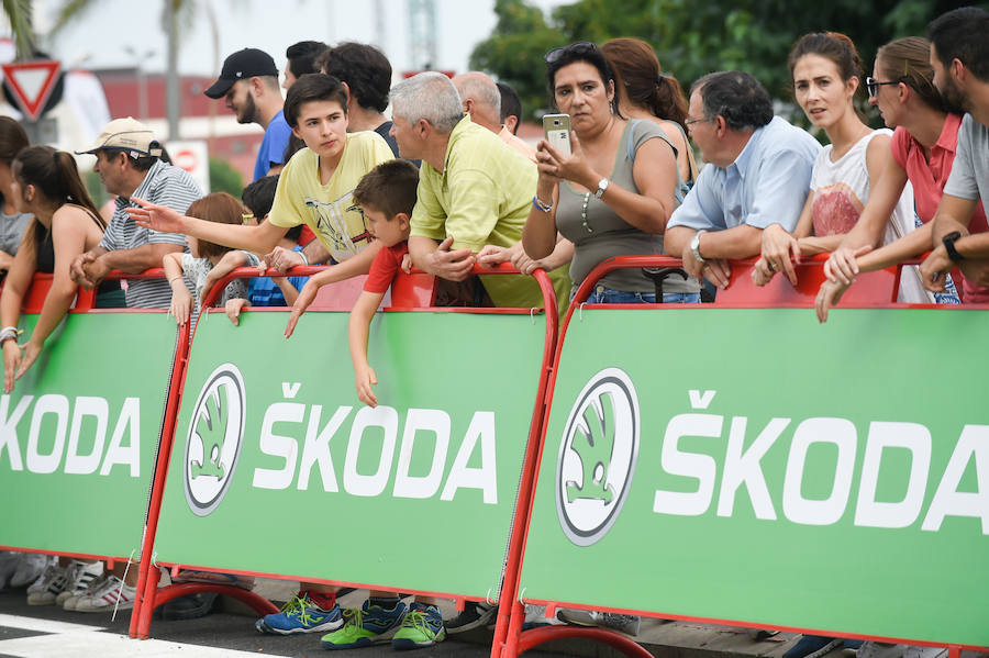 El presidente de la empresa, Tomás Fuertes, fue el encargado de entregar el trofeo al ganador de etapa, Matteo Trentin