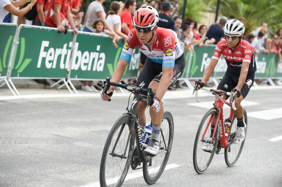 El presidente de la empresa, Tomás Fuertes, fue el encargado de entregar el trofeo al ganador de etapa, Matteo Trentin