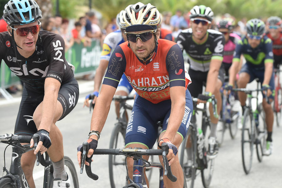 El presidente de la empresa, Tomás Fuertes, fue el encargado de entregar el trofeo al ganador de etapa, Matteo Trentin