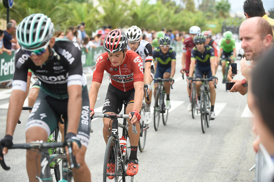 El presidente de la empresa, Tomás Fuertes, fue el encargado de entregar el trofeo al ganador de etapa, Matteo Trentin