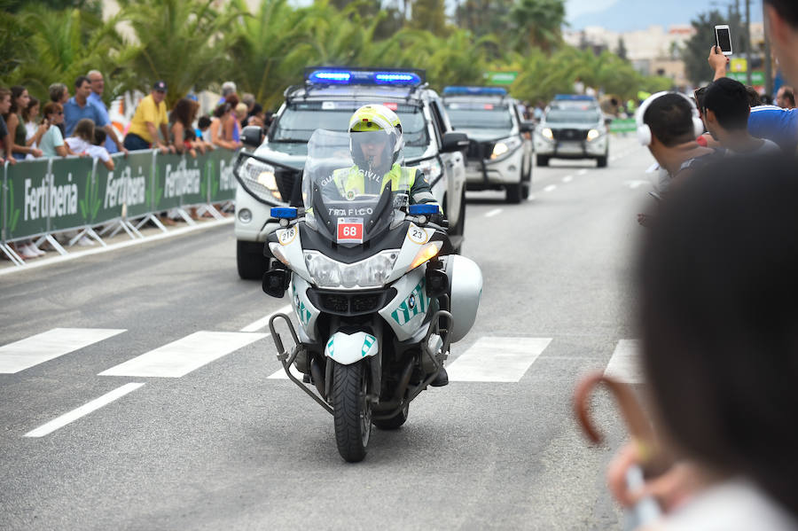 El presidente de la empresa, Tomás Fuertes, fue el encargado de entregar el trofeo al ganador de etapa, Matteo Trentin