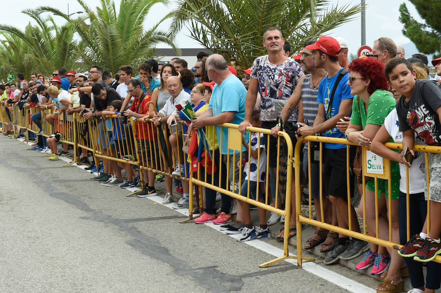 El presidente de la empresa, Tomás Fuertes, fue el encargado de entregar el trofeo al ganador de etapa, Matteo Trentin