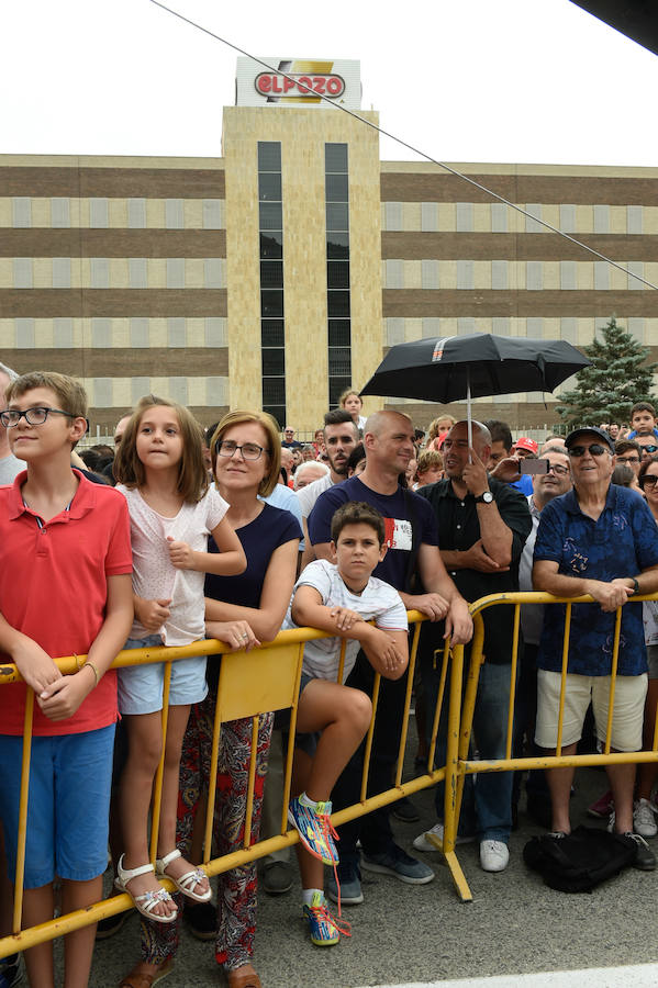 El presidente de la empresa, Tomás Fuertes, fue el encargado de entregar el trofeo al ganador de etapa, Matteo Trentin