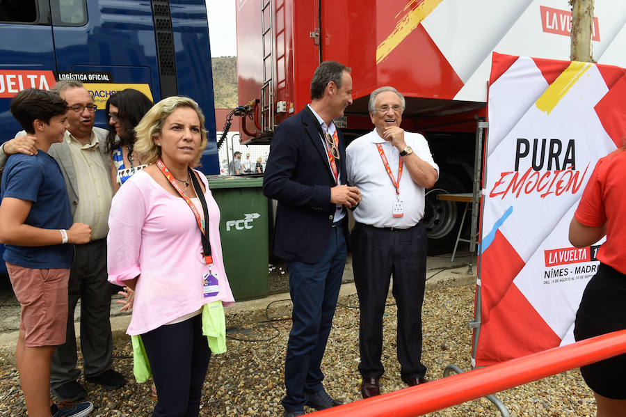 El presidente de la empresa, Tomás Fuertes, fue el encargado de entregar el trofeo al ganador de etapa, Matteo Trentin