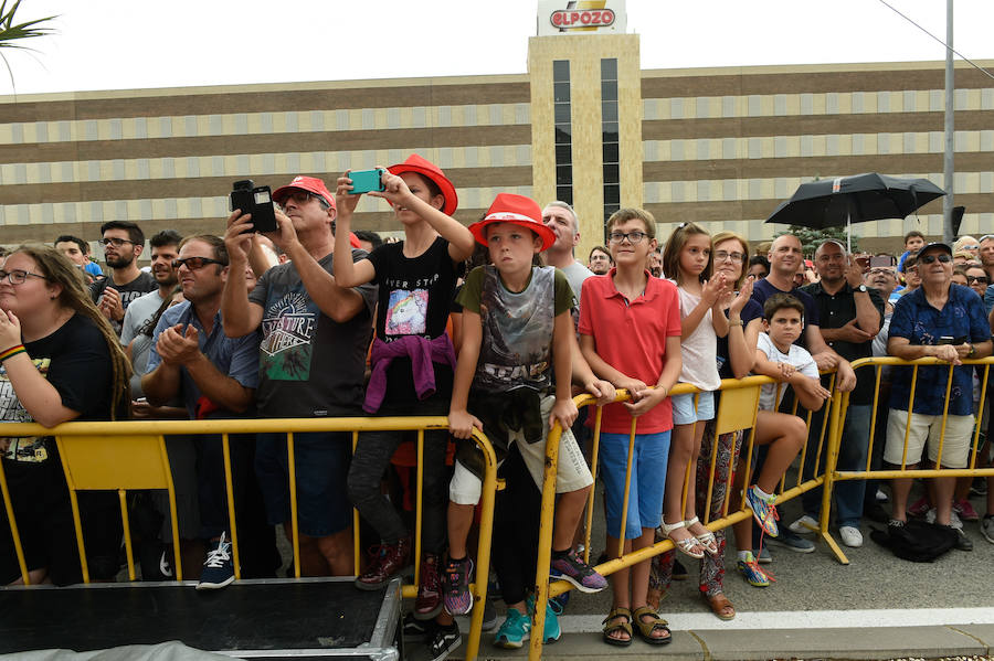 El presidente de la empresa, Tomás Fuertes, fue el encargado de entregar el trofeo al ganador de etapa, Matteo Trentin