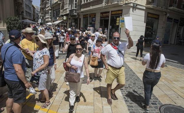 Un grupo de turistas extranjeros visita Cartagena. 