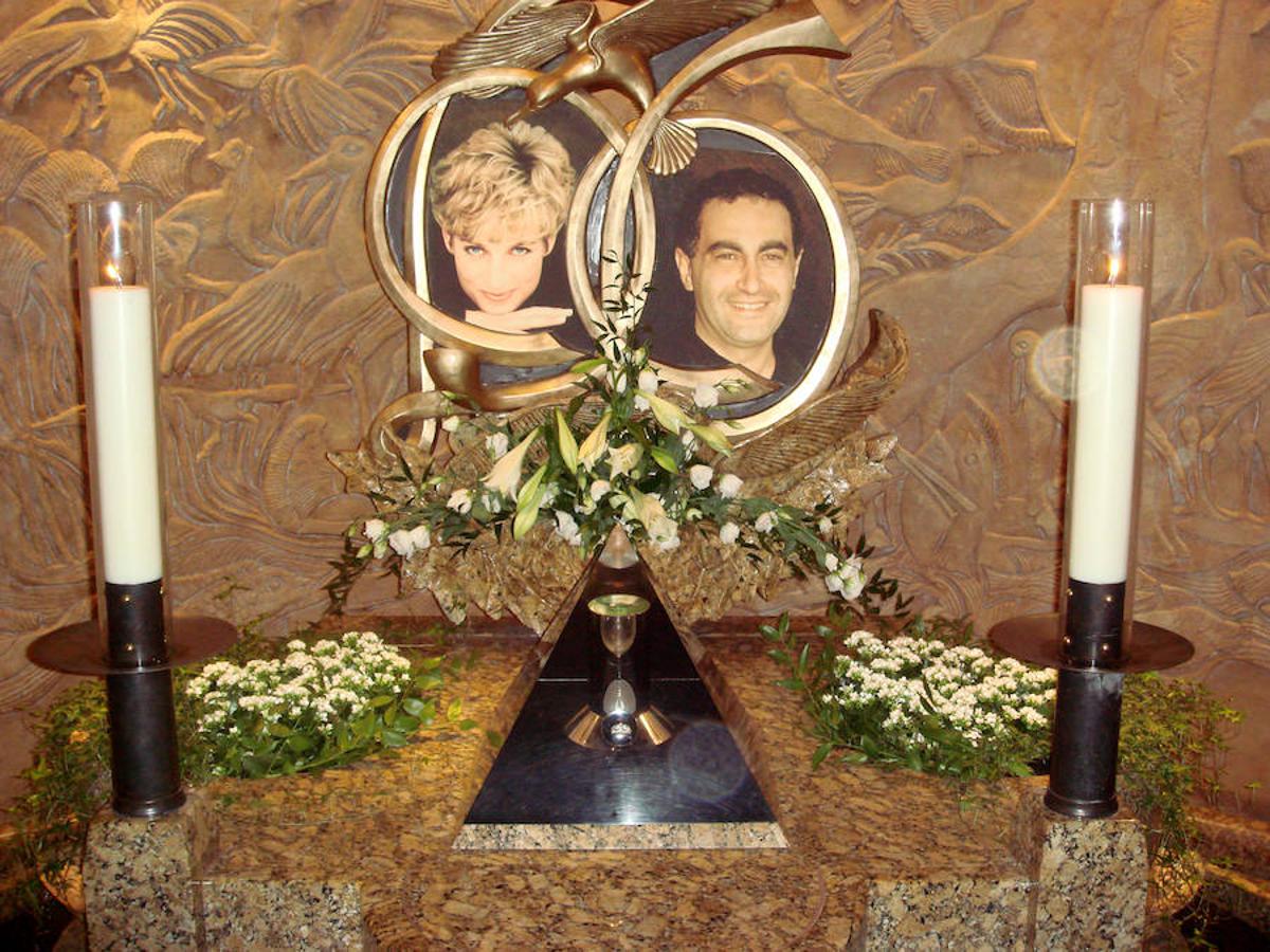 Un memorial de Lady Di y Dodi Al Fayed en Harrods, Londres.
