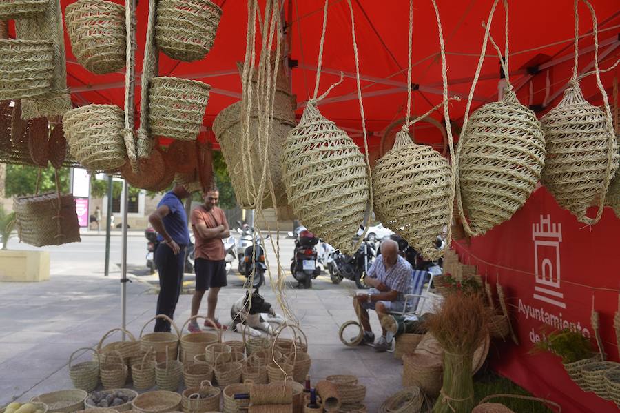 El Ayuntamiento fomenta la adopción de mascotas con una muestra en los jardines de la avenida Teniente Flomesta
