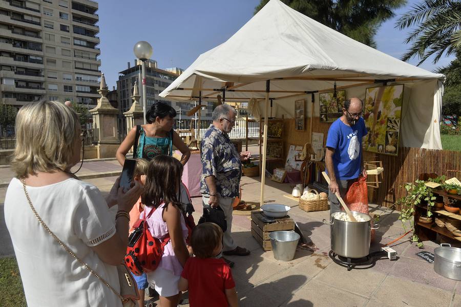 El Ayuntamiento fomenta la adopción de mascotas con una muestra en los jardines de la avenida Teniente Flomesta