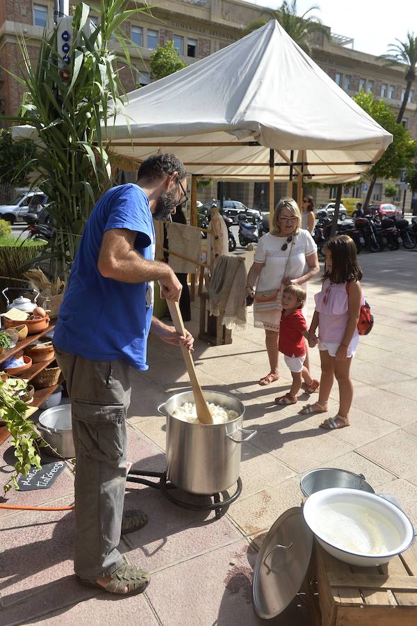 El Ayuntamiento fomenta la adopción de mascotas con una muestra en los jardines de la avenida Teniente Flomesta