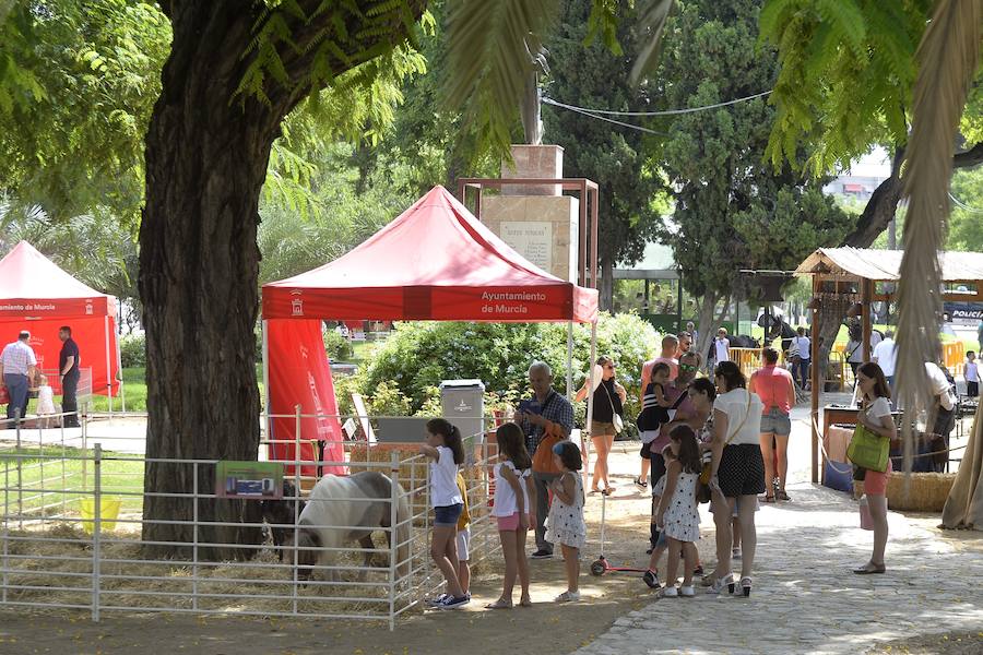 El Ayuntamiento fomenta la adopción de mascotas con una muestra en los jardines de la avenida Teniente Flomesta