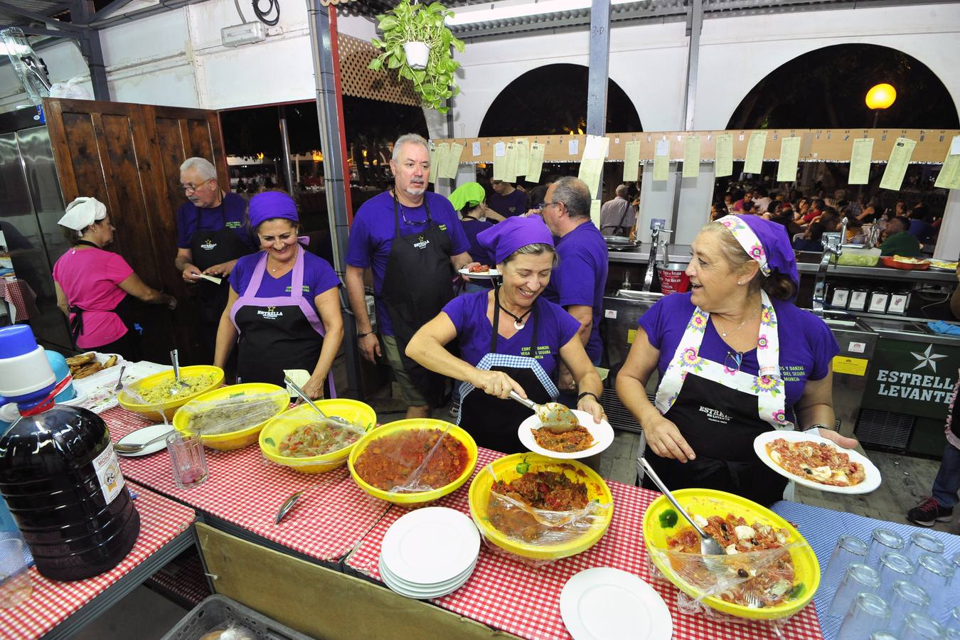 Los grupos folclóricos y peñas aseguran que hay más gente en la ciudad por el mal tiempo de los últimos días y confían en un récord de asistencia