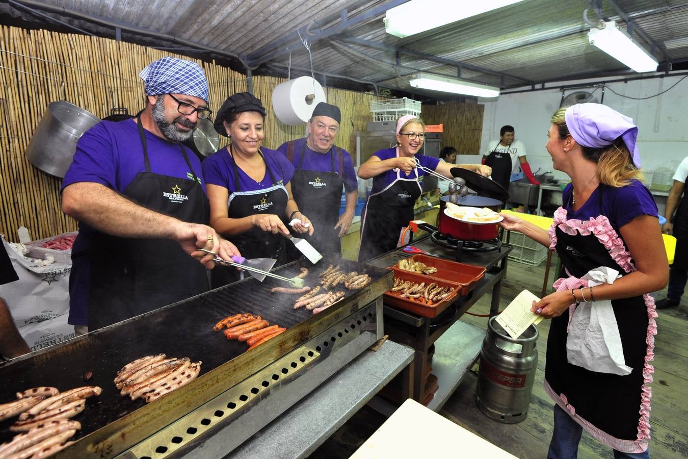 Los grupos folclóricos y peñas aseguran que hay más gente en la ciudad por el mal tiempo de los últimos días y confían en un récord de asistencia
