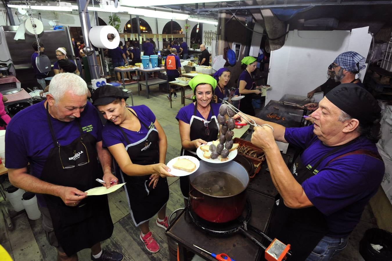 Los grupos folclóricos y peñas aseguran que hay más gente en la ciudad por el mal tiempo de los últimos días y confían en un récord de asistencia