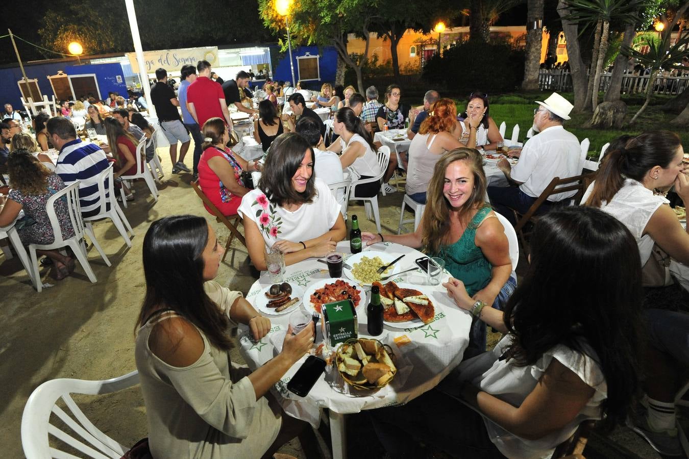 Los grupos folclóricos y peñas aseguran que hay más gente en la ciudad por el mal tiempo de los últimos días y confían en un récord de asistencia