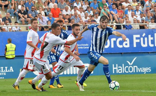 Eugeni perseguido por dos rivales durante el partido.