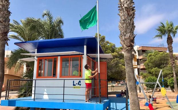 La playa de El Espejo vuelve a ser apta para el baño