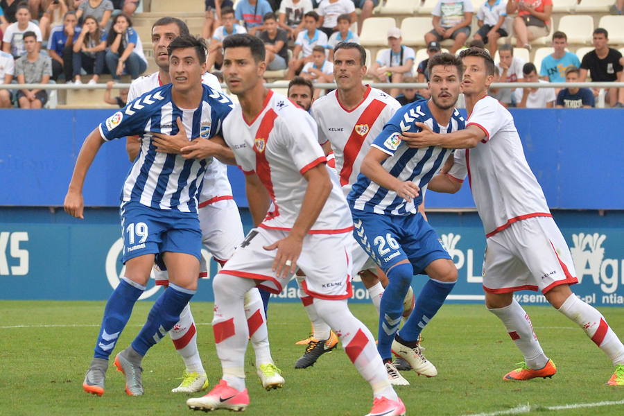 En un partido marcado por el mal estado del césped y las lesiones, el equipo de Curro Torres logra un punto frente a uno de los grandes equipos de la categoría