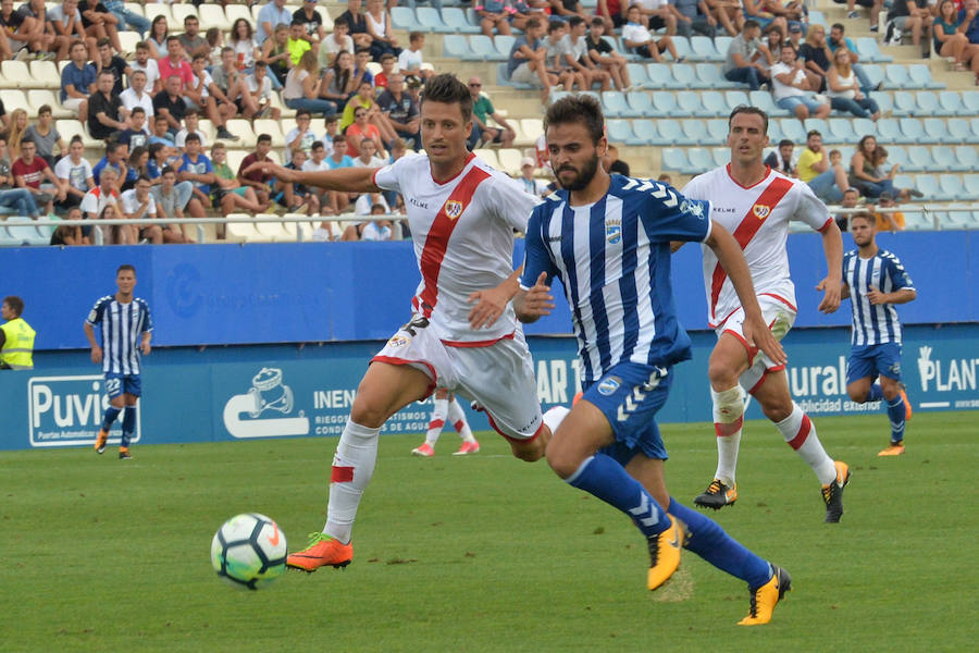 En un partido marcado por el mal estado del césped y las lesiones, el equipo de Curro Torres logra un punto frente a uno de los grandes equipos de la categoría