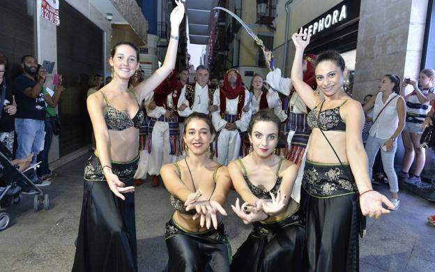 Jóvenes de una kábila interprentan una danza mora en el pasacalles por Trapería.