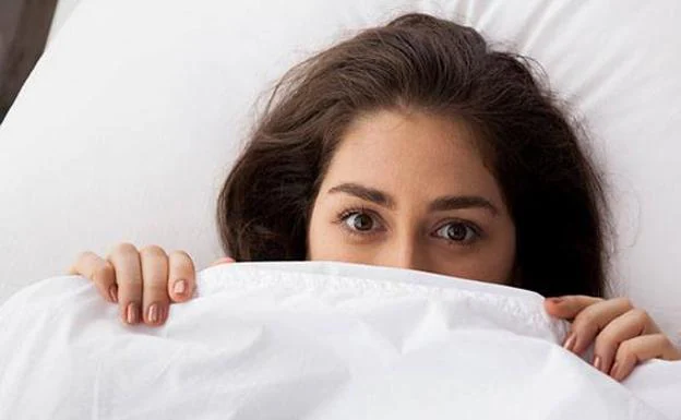 Por qué deberías dormir tapado, incluso cuando hace calor