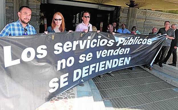 Sindicalistas y representantes de los trabajadores de las ocho estaciones de la ITV protestan frente a la Asamblea.