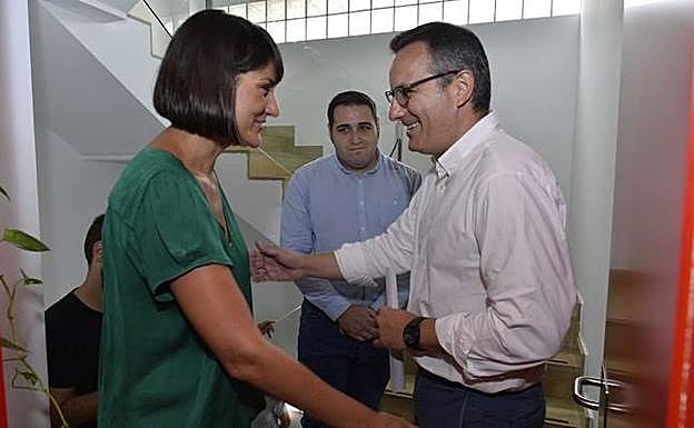 Veracruz y Conesa se saludan en la sede de princesa. 