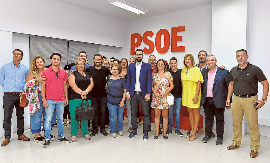 Francisco Lucas Ayala, rodeado de los miembros de su campaña.