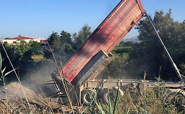 Un camión descagando los vertidos.