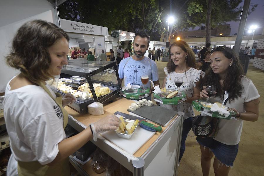 El certamen, instalado en los jardines del Malecón, junto a Los Huertos, cuenta con la presencia de 50 restaurantes y bodegas