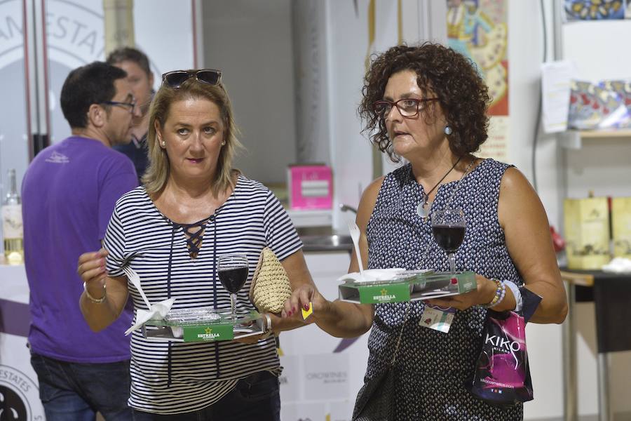 El certamen, instalado en los jardines del Malecón, junto a Los Huertos, cuenta con la presencia de 50 restaurantes y bodegas