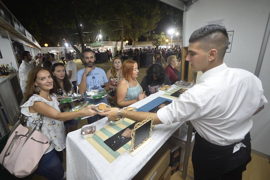 El certamen, instalado en los jardines del Malecón, junto a Los Huertos, cuenta con la presencia de 50 restaurantes y bodegas