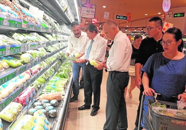 El consejero Jódar visita el supermercado de una cadena china.