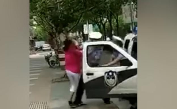 Indignación en China: un policía derriba a una mujer con su bebé en brazos
