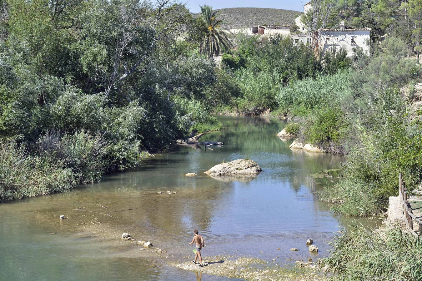 El rumor del agua y el canto del viento acompañan una ruta llena de vida que permite un buen baño estival. 