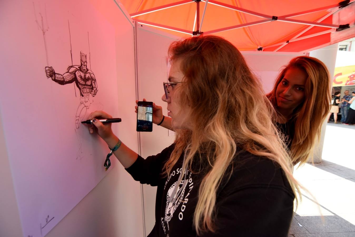 Decenas de ilustradores se dan cita en los talleres de dibujo y exposiciones de la primera edición del 'Cómic Day'