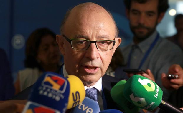 Montoro habla con los periodistas. 