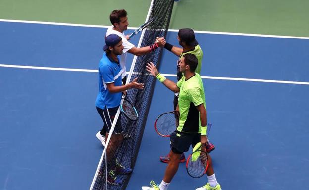 Marc López y Feliciano López (i) saludan a los campeones. 