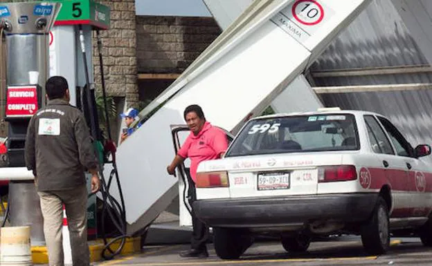 Un conductor busca combustible en una gasolinera afectada por el paso de la tormenta Katia, en Veracruz. 