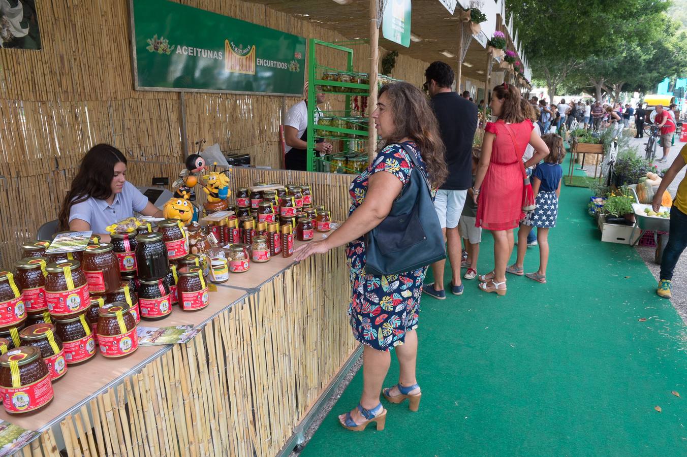 Una docena de expositores que ofrecen una amplia variedad de alimentos, especialmente frutas, hortalizas, confituras, mieles y encurtidos