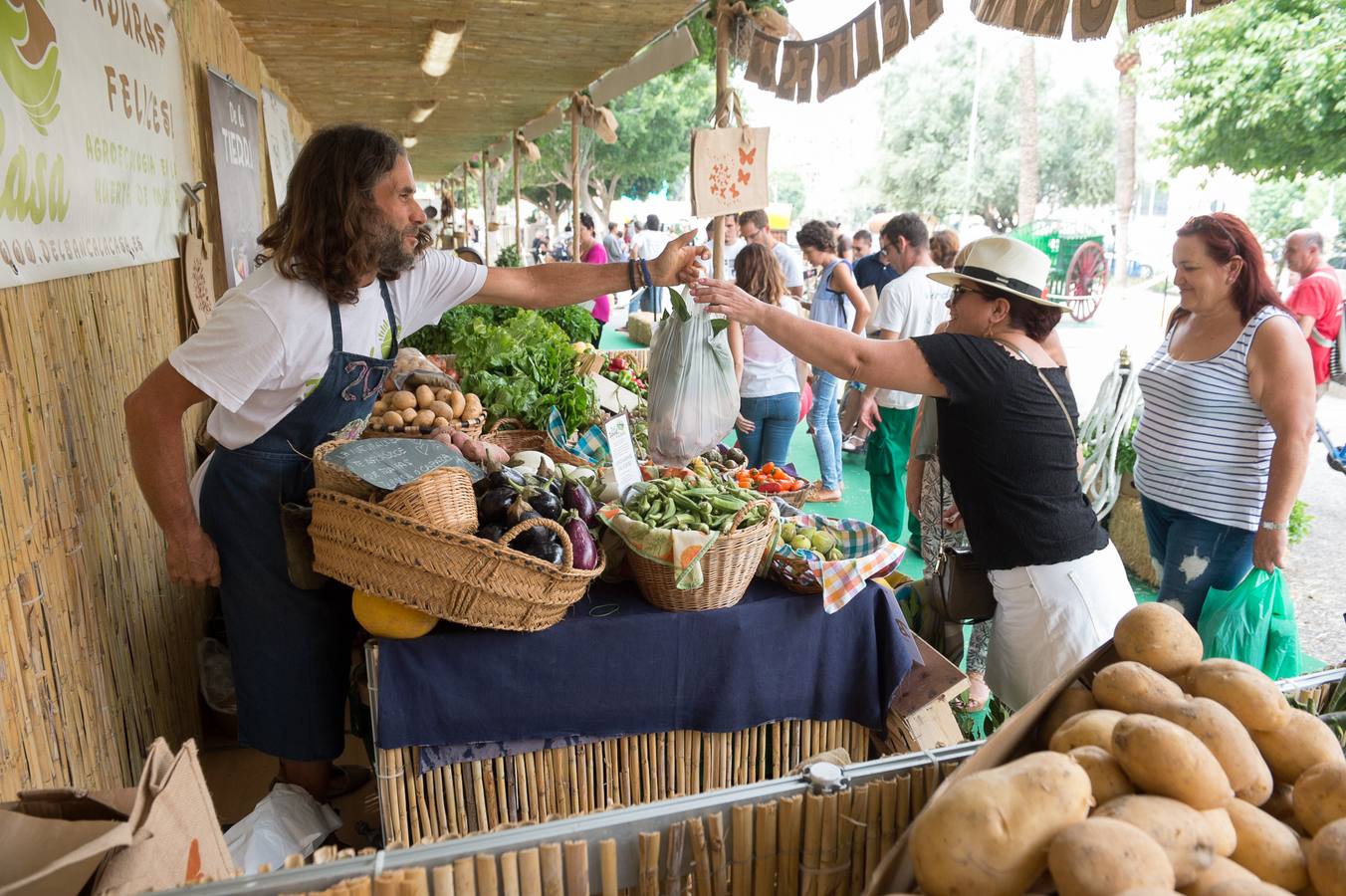Una docena de expositores que ofrecen una amplia variedad de alimentos, especialmente frutas, hortalizas, confituras, mieles y encurtidos