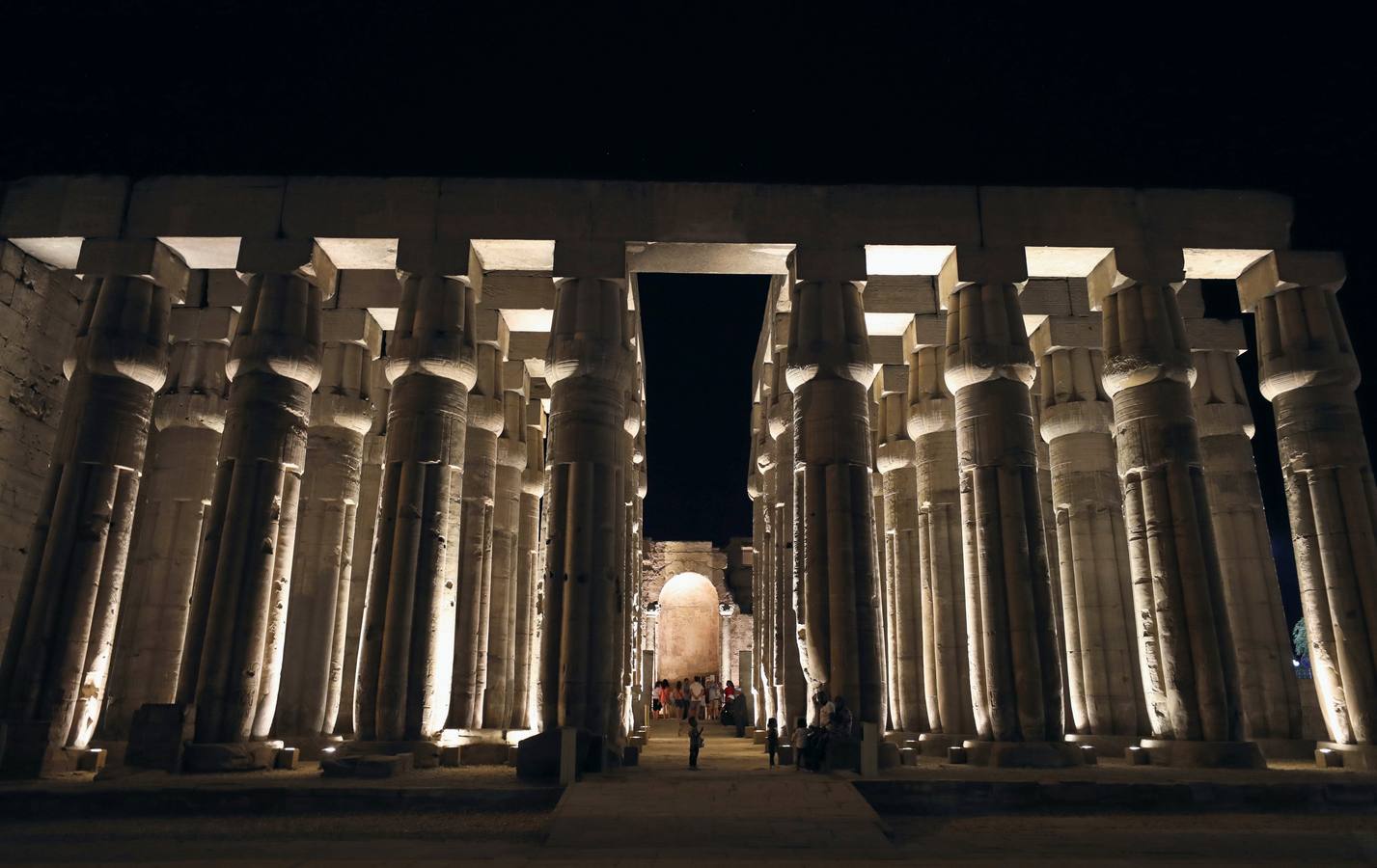 El templo egipcio de Luxor fue construido esencialmente bajo las dinastías XVIII y XIX egipcias. 