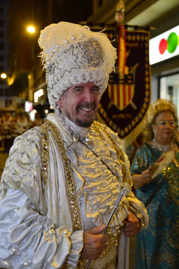 Las mesnadas cristianas desfilaron por delante de las kábilas moras en un pasacalles que convoca a toda Murcia al gran desfile de esta noche por la Gran Vía