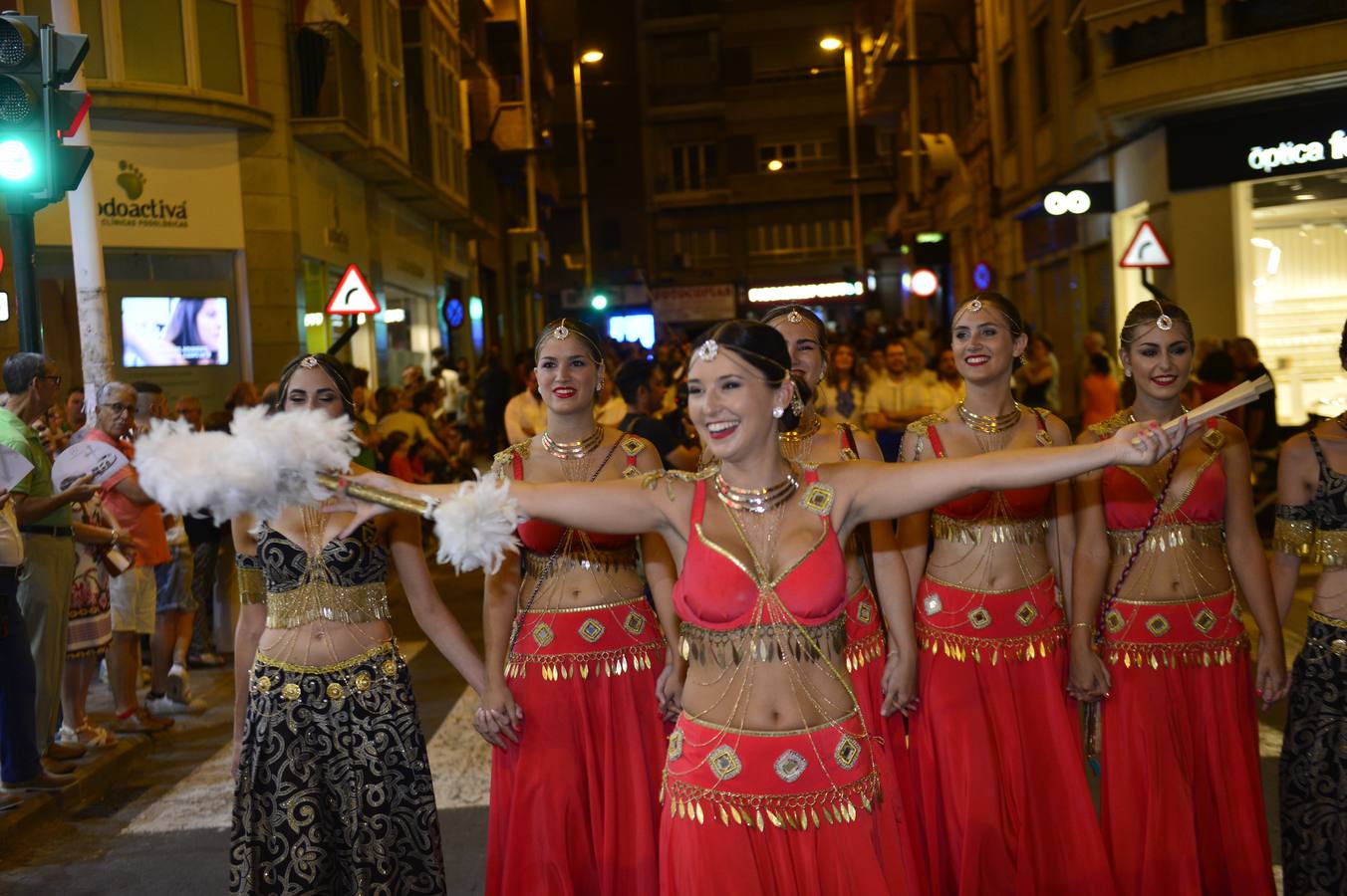 Las mesnadas cristianas desfilaron por delante de las kábilas moras en un pasacalles que convoca a toda Murcia al gran desfile de esta noche por la Gran Vía