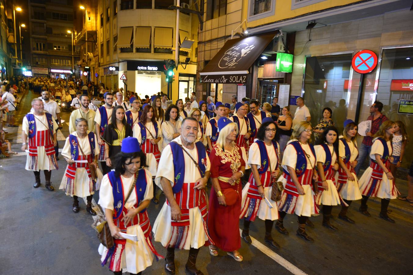 Las mesnadas cristianas desfilaron por delante de las kábilas moras en un pasacalles que convoca a toda Murcia al gran desfile de esta noche por la Gran Vía