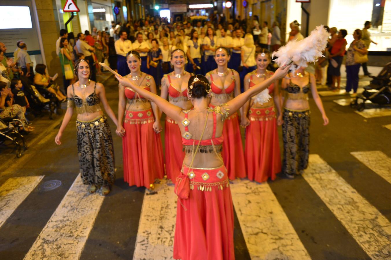 Las mesnadas cristianas desfilaron por delante de las kábilas moras en un pasacalles que convoca a toda Murcia al gran desfile de esta noche por la Gran Vía