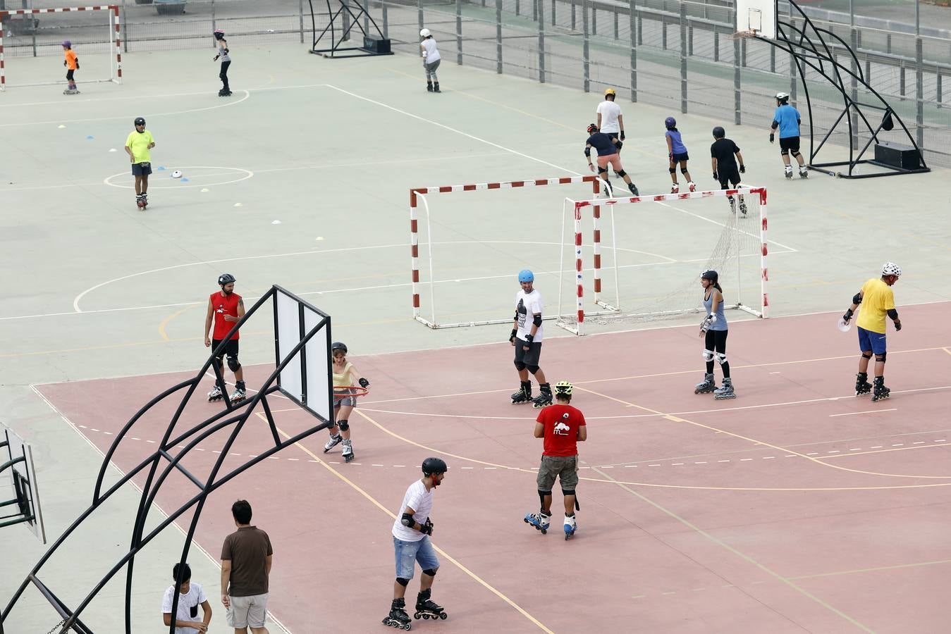 El club de patinaje M-Urban organiza, dentro de la programación de la Feria, una jornada de iniciación en el IES El Carmen, junto al Cuartel de Artillería