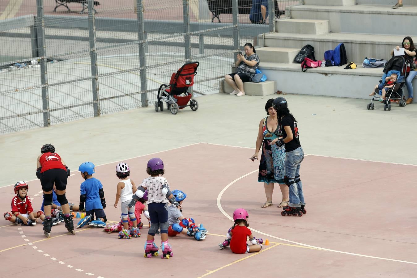El club de patinaje M-Urban organiza, dentro de la programación de la Feria, una jornada de iniciación en el IES El Carmen, junto al Cuartel de Artillería