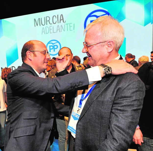 Sánchez se abraza a Valcárcel en el congreso de marzo donde asumió la presidencia del PP.