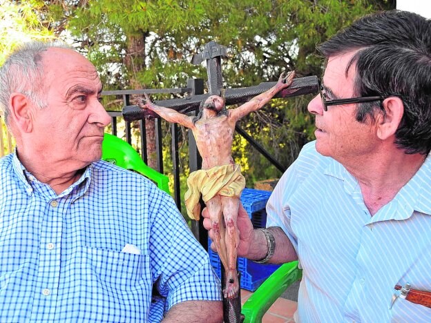 El sacerdote Antonio Yelo y el encargado del santuario, Jesús Sánchez, con la pieza, en 2013. 